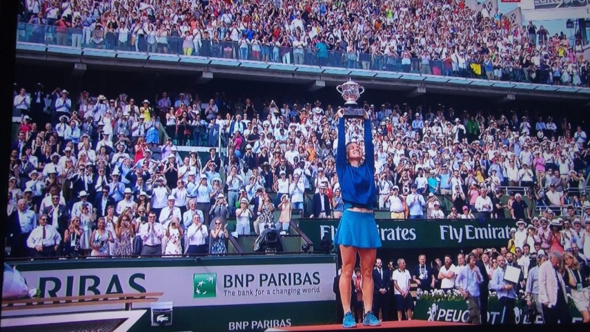 update simona halep a castigat primul trofeu de grand slam la roland garros a invins o pe sloane stephens update simona halep a castigat primul trofeu de grand slam la roland garros a invins o pe sloane stephens