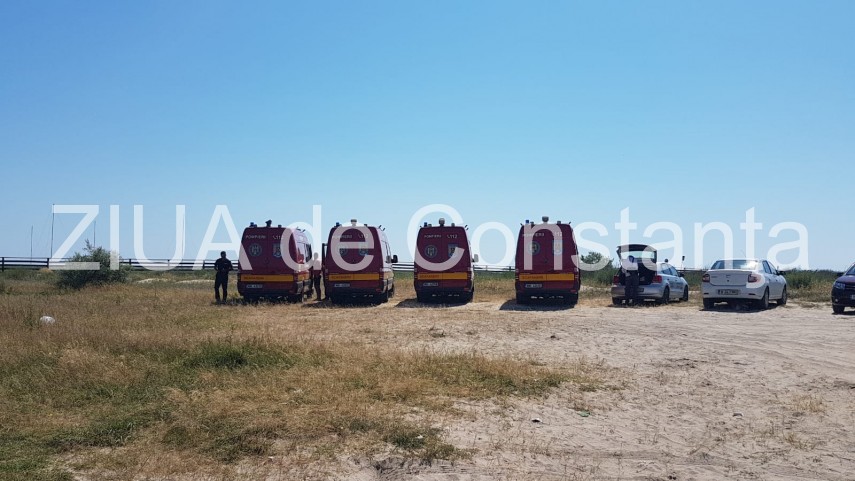 imagini de la eveniment desfasurare impresionanta de forte pe plaja de la corbu este cautat un copil imagini de la eveniment desfasurare impresionanta de forte pe plaja de la corbu este cautat un copil