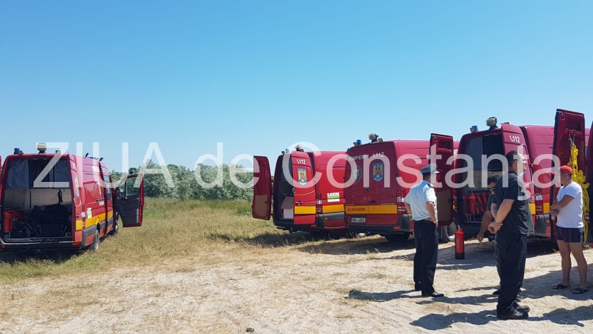 imagini de la eveniment desfasurare impresionanta de forte pe plaja de la corbu este cautat un copil imagini de la eveniment desfasurare impresionanta de forte pe plaja de la corbu este cautat un copil
