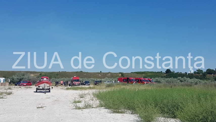 imagini de la eveniment desfasurare impresionanta de forte pe plaja de la corbu este cautat un copil imagini de la eveniment desfasurare impresionanta de forte pe plaja de la corbu este cautat un copil