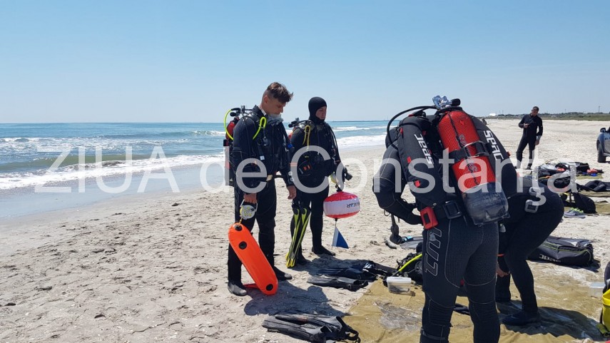 imagini de la eveniment desfasurare impresionanta de forte pe plaja de la corbu este cautat un copil imagini de la eveniment desfasurare impresionanta de forte pe plaja de la corbu este cautat un copil