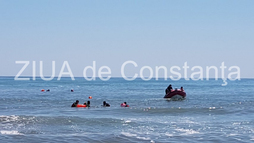 imagini de la eveniment desfasurare impresionanta de forte pe plaja de la corbu este cautat un copil imagini de la eveniment desfasurare impresionanta de forte pe plaja de la corbu este cautat un copil