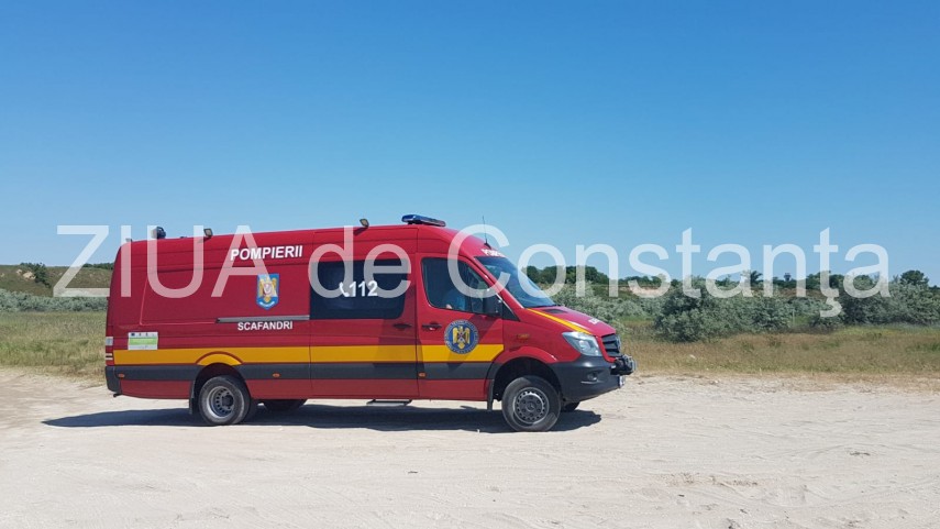 imagini de la eveniment desfasurare impresionanta de forte pe plaja de la corbu este cautat un copil imagini de la eveniment desfasurare impresionanta de forte pe plaja de la corbu este cautat un copil