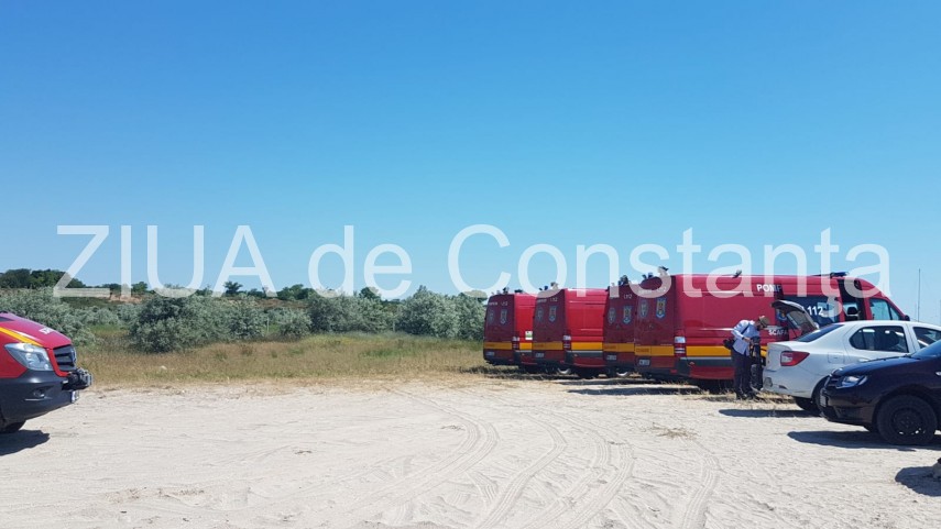 imagini de la eveniment desfasurare impresionanta de forte pe plaja de la corbu este cautat un copil imagini de la eveniment desfasurare impresionanta de forte pe plaja de la corbu este cautat un copil