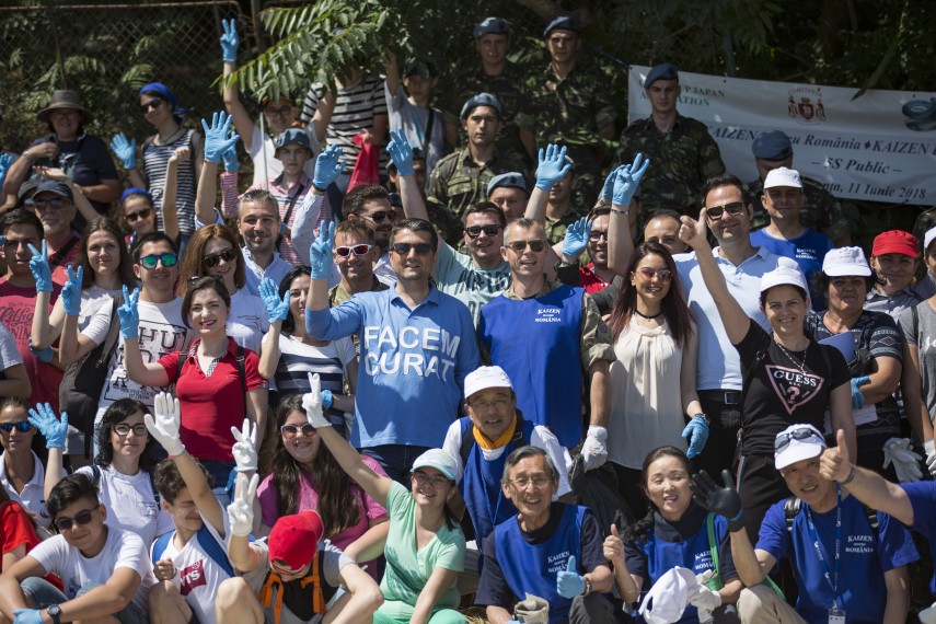 fortele aeriene regale din romania participa alaturi de localnici si militari la activitatea de curatenie fortele aeriene regale din romania participa alaturi de localnici si militari la activitatea de curatenie