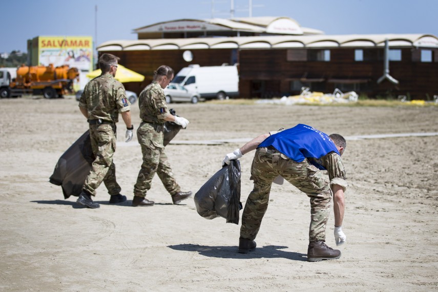 fortele aeriene regale din romania participa alaturi de localnici si militari la activitatea de curatenie fortele aeriene regale din romania participa alaturi de localnici si militari la activitatea de curatenie