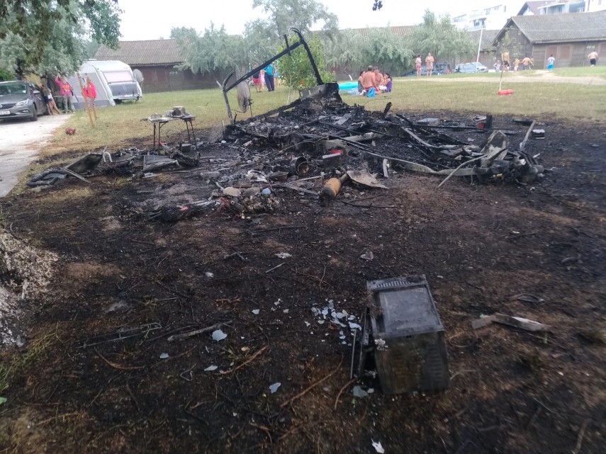 incendiu in mamaia rulota mistuita de flacari intervin pompierii 661714 incendiu in mamaia rulota mistuita de flacari intervin pompierii 661714