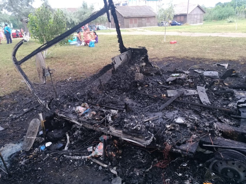 incendiu in mamaia rulota mistuita de flacari intervin pompierii 661714 incendiu in mamaia rulota mistuita de flacari intervin pompierii 661714