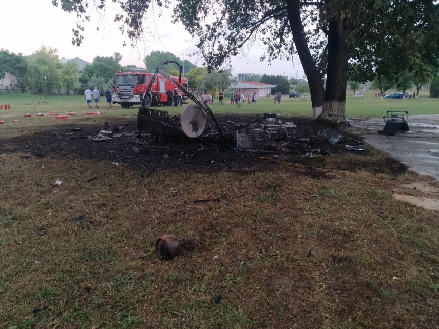 incendiu in mamaia rulota mistuita de flacari intervin pompierii 661714 incendiu in mamaia rulota mistuita de flacari intervin pompierii 661714