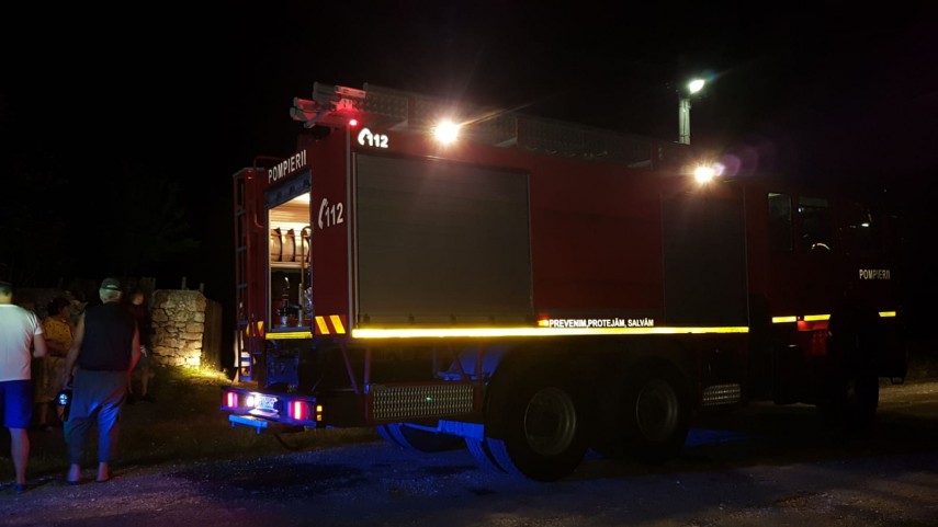 incendiu violent in localitatea movila verde judetul constanta o casa a fost cuprinsa de flacari o persoana incendiu violent in localitatea movila verde judetul constanta o casa a fost cuprinsa de flacari o persoana