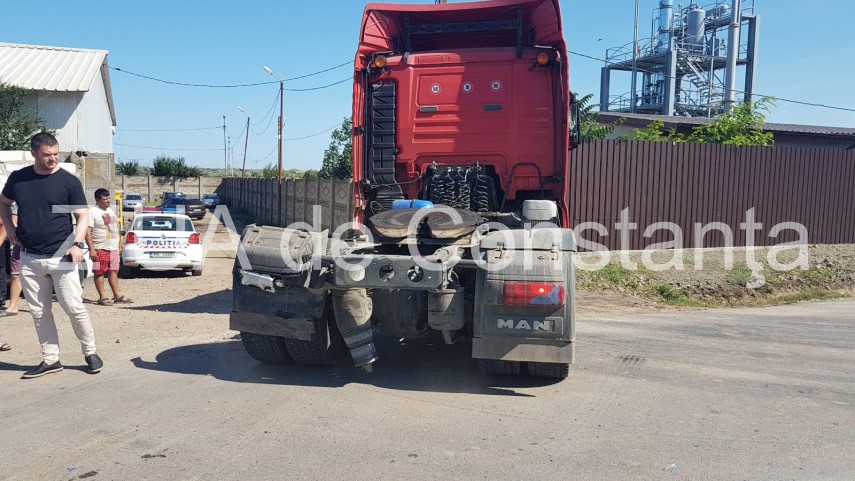 imagini de la eveniment accident rutier in judetul constanta la iesire din localitatea culmea un autocamion imagini de la eveniment accident rutier in judetul constanta la iesire din localitatea culmea un autocamion