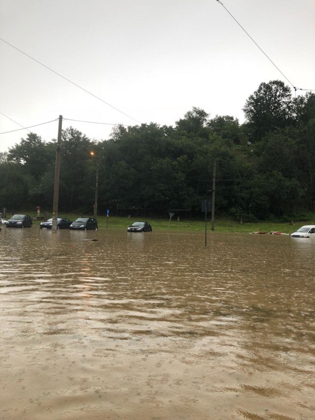 strazile din resita transformate in adevarate rauri dupa o ploaie torentiala orasul se afla sub cod galben strazile din resita transformate in adevarate rauri dupa o ploaie torentiala orasul se afla sub cod galben