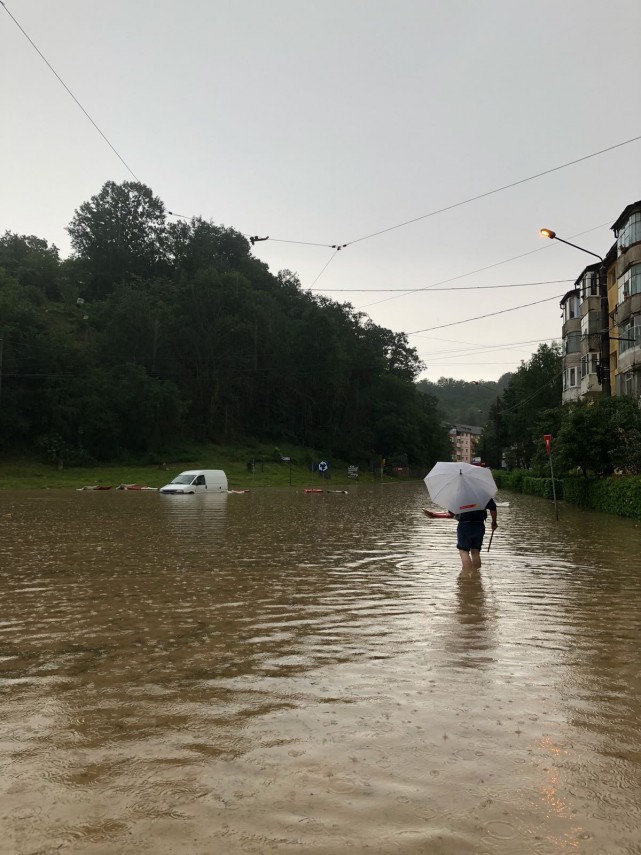 strazile din resita transformate in adevarate rauri dupa o ploaie torentiala orasul se afla sub cod galben strazile din resita transformate in adevarate rauri dupa o ploaie torentiala orasul se afla sub cod galben