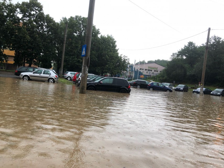 strazile din resita transformate in adevarate rauri dupa o ploaie torentiala orasul se afla sub cod galben strazile din resita transformate in adevarate rauri dupa o ploaie torentiala orasul se afla sub cod galben