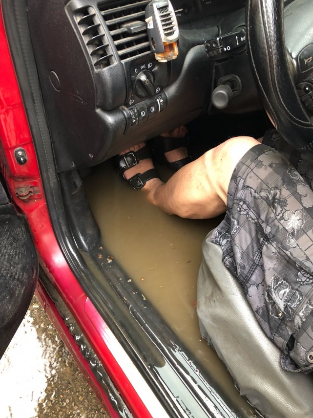 strazile din resita transformate in adevarate rauri dupa o ploaie torentiala orasul se afla sub cod galben strazile din resita transformate in adevarate rauri dupa o ploaie torentiala orasul se afla sub cod galben