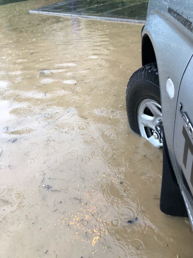 strazile din resita transformate in adevarate rauri dupa o ploaie torentiala orasul se afla sub cod galben strazile din resita transformate in adevarate rauri dupa o ploaie torentiala orasul se afla sub cod galben