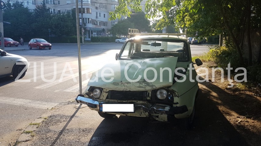 imagini de la eveniment accident rutier spectaculos la intersectia strazii caraiman cu soseaua mangaliei imagini de la eveniment accident rutier spectaculos la intersectia strazii caraiman cu soseaua mangaliei