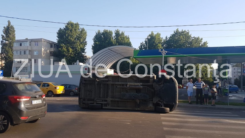 imagini de la eveniment accident rutier spectaculos la intersectia strazii caraiman cu soseaua mangaliei imagini de la eveniment accident rutier spectaculos la intersectia strazii caraiman cu soseaua mangaliei