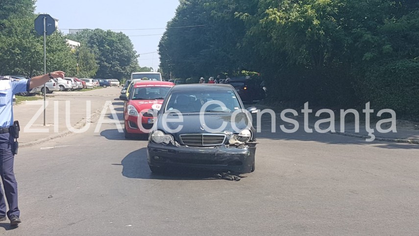 imagini de la eveniment accident rutier in municipiul constanta pe strada il caragiale un taxi implicat imagini de la eveniment accident rutier in municipiul constanta pe strada il caragiale un taxi implicat