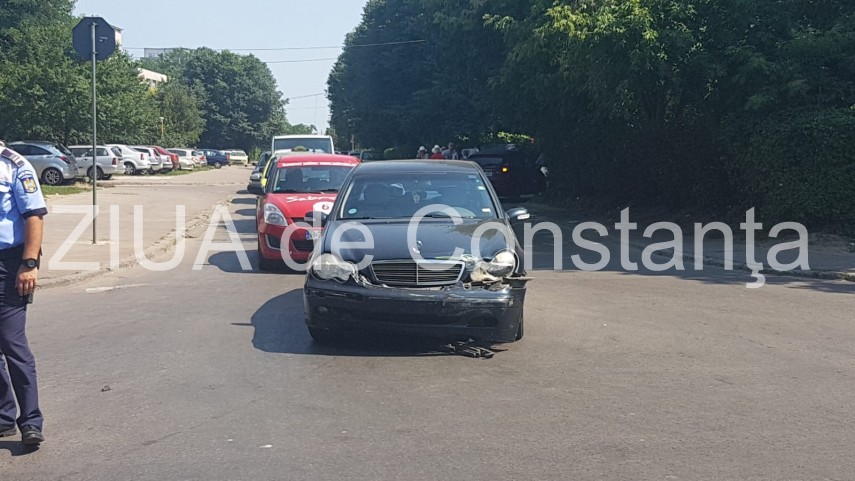 imagini de la eveniment accident rutier in municipiul constanta pe strada il caragiale un taxi implicat imagini de la eveniment accident rutier in municipiul constanta pe strada il caragiale un taxi implicat