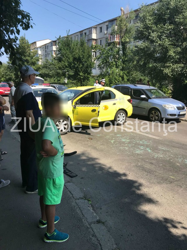 imagini de la eveniment accident rutier in municipiul constanta pe strada il caragiale un taxi implicat imagini de la eveniment accident rutier in municipiul constanta pe strada il caragiale un taxi implicat