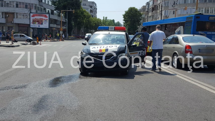 imagini de la eveniment masina de politie implicata intr un accident la intersectia bulevardului tomis imagini de la eveniment masina de politie implicata intr un accident la intersectia bulevardului tomis