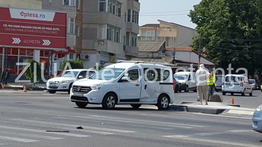 imagini de la eveniment masina de politie implicata intr un accident la intersectia bulevardului tomis imagini de la eveniment masina de politie implicata intr un accident la intersectia bulevardului tomis