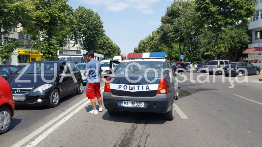 imagini de la eveniment masina de politie implicata intr un accident la intersectia bulevardului tomis imagini de la eveniment masina de politie implicata intr un accident la intersectia bulevardului tomis