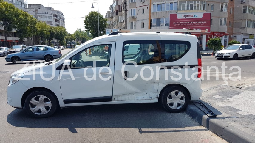 imagini de la eveniment masina de politie implicata intr un accident la intersectia bulevardului tomis imagini de la eveniment masina de politie implicata intr un accident la intersectia bulevardului tomis