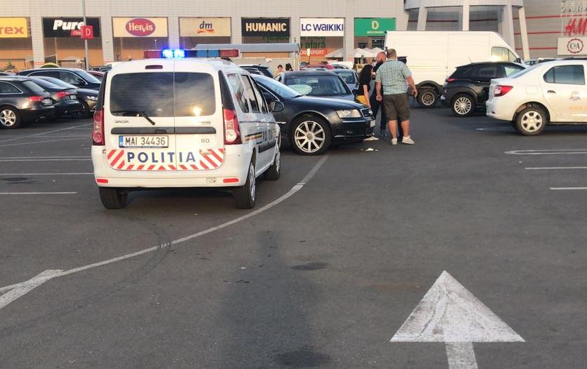 accident rutier in parcarea exterioara a hipermarketului vivo din constanta doua masini implicate o femeie accident rutier in parcarea exterioara a hipermarketului vivo din constanta doua masini implicate o femeie