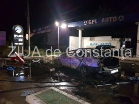 UPDATE. Imagini de la eveniment Judeţul Constanţa. Accident rutier grav. Pericol de explozie. Maşina în flăcări, răsturnată, în faţa benzinăriei. Două victime (galerie foto şi video)         