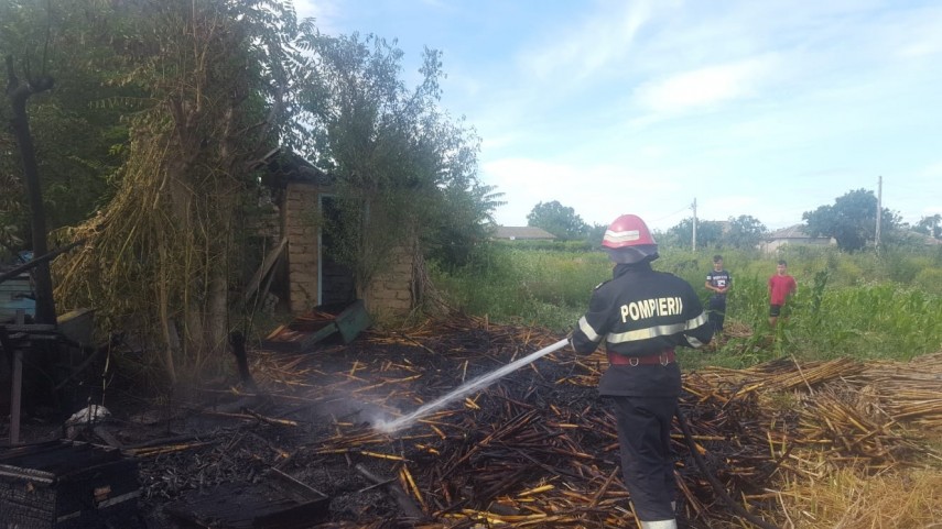 incendiu in localitatea salcioara judetul tulcea pompierii de la statia babadag chemati in ajutor galerie incendiu in localitatea salcioara judetul tulcea pompierii de la statia babadag chemati in ajutor galerie