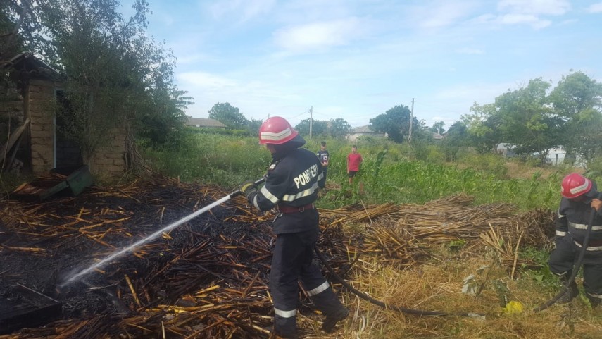 incendiu in localitatea salcioara judetul tulcea pompierii de la statia babadag chemati in ajutor galerie incendiu in localitatea salcioara judetul tulcea pompierii de la statia babadag chemati in ajutor galerie