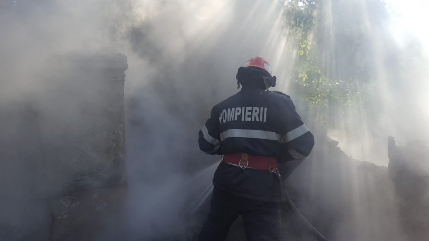 incendiu la o manastire din judetul tulcea o femeie prinsa in interior aceasta este singura manastire incendiu la o manastire din judetul tulcea o femeie prinsa in interior aceasta este singura manastire