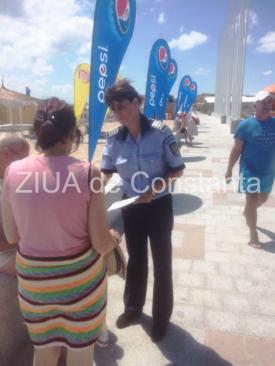 Polițiștii constănțeni îi învață pe turiști cum să aibă o vacanță liniștită pe litoral (galerie foto)