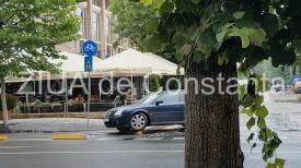 Viața bate filmul! Un șofer din Constanța a luat-o pe pista de biciclete de pe bulevardul Tomis. Pe contrasens! (galerie foto+video)    