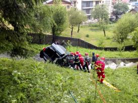 Imagini de la eveniment Tragic. Accident rutier, aproape de Sinaia. Autocar cu turiști și autoturism, implicate. Șoferul autoturismului, decedat. (galerie foto+video)   