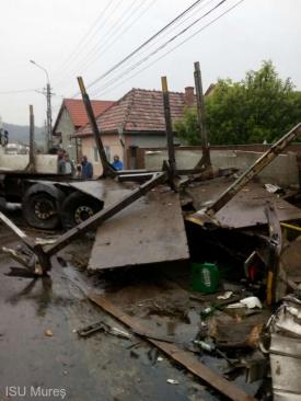 Mureș Două tiruri s-au ciocnit frontal, în curbă periculoasă. Șofer încarcerat. Drum blocat pe ambele sensuri