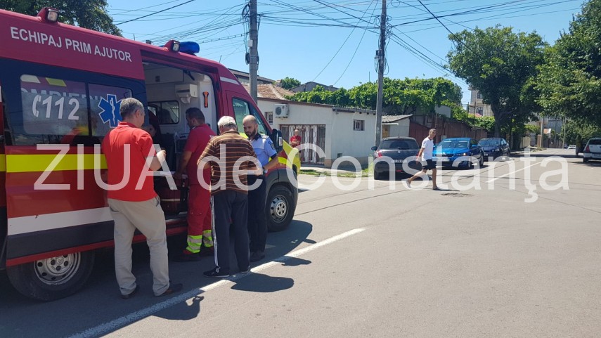 imagini de la eveniment accident rutier la intersectia razoare cu steagului un autoturism proiectat in imagini de la eveniment accident rutier la intersectia razoare cu steagului un autoturism proiectat in