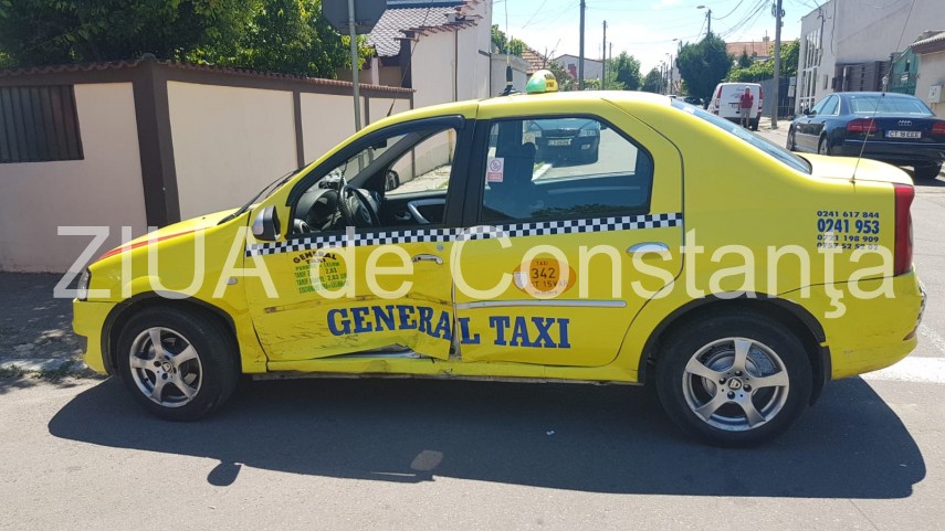 imagini de la eveniment accident rutier la intersectia razoare cu steagului un autoturism proiectat in imagini de la eveniment accident rutier la intersectia razoare cu steagului un autoturism proiectat in