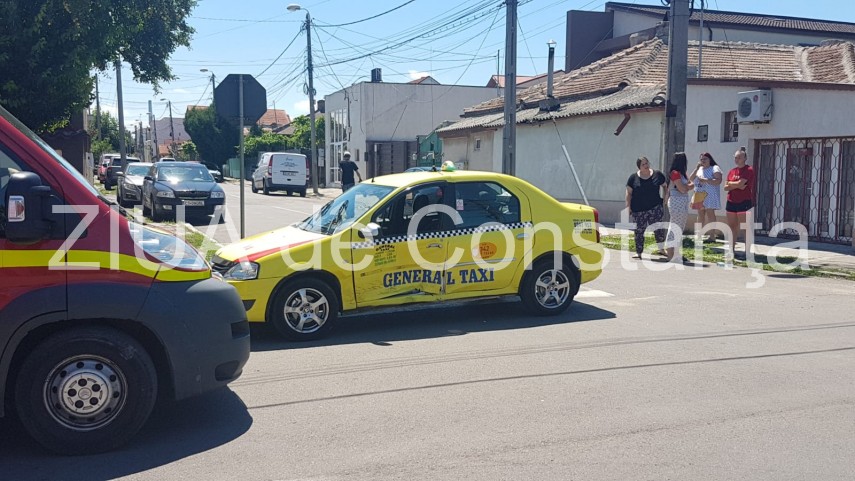imagini de la eveniment accident rutier la intersectia razoare cu steagului un autoturism proiectat in imagini de la eveniment accident rutier la intersectia razoare cu steagului un autoturism proiectat in