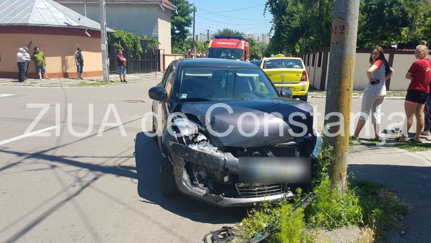 imagini de la eveniment accident rutier la intersectia razoare cu steagului un autoturism proiectat in imagini de la eveniment accident rutier la intersectia razoare cu steagului un autoturism proiectat in