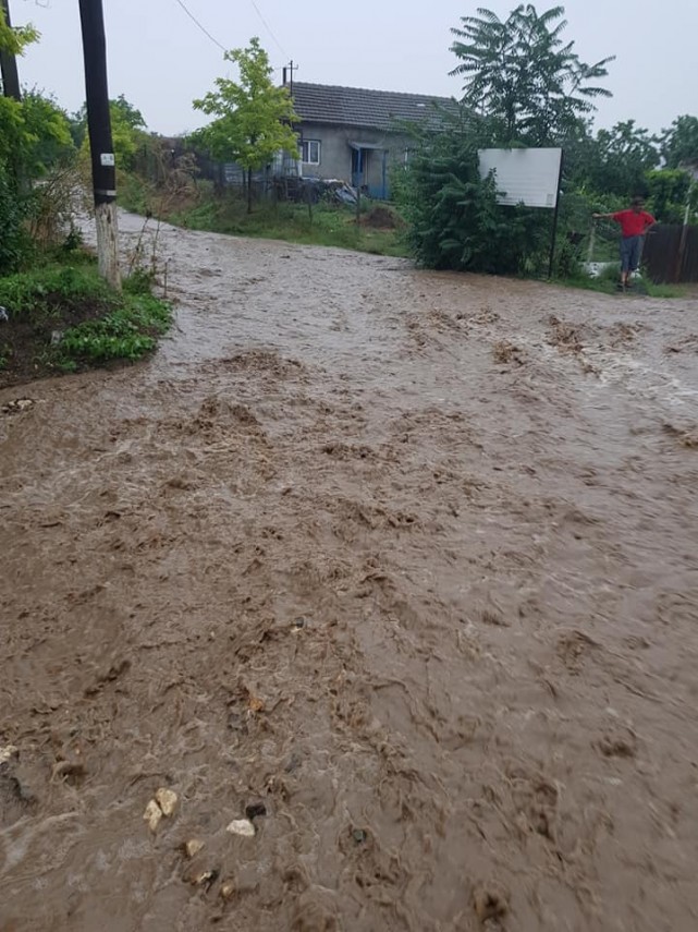 trafic oprit pe dn22a harsova tulcea din cauza ploii torentiale 663489 trafic oprit pe dn22a harsova tulcea din cauza ploii torentiale 663489