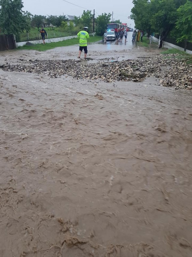 trafic oprit pe dn22a harsova tulcea din cauza ploii torentiale 663489 trafic oprit pe dn22a harsova tulcea din cauza ploii torentiale 663489