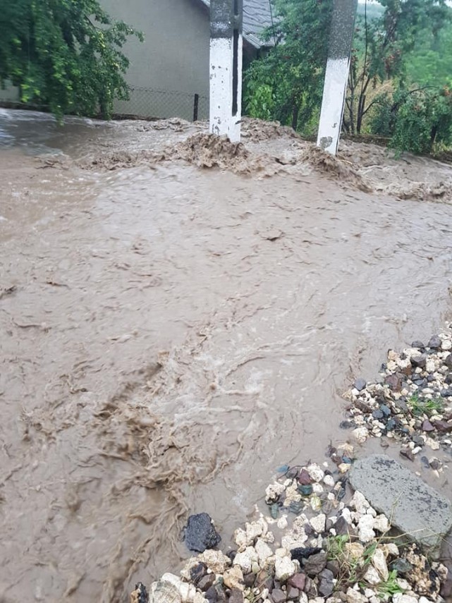 trafic oprit pe dn22a harsova tulcea din cauza ploii torentiale 663489 trafic oprit pe dn22a harsova tulcea din cauza ploii torentiale 663489