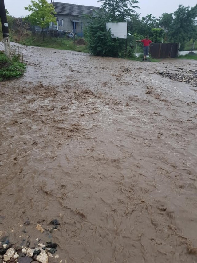 trafic oprit pe dn22a harsova tulcea din cauza ploii torentiale 663489 trafic oprit pe dn22a harsova tulcea din cauza ploii torentiale 663489