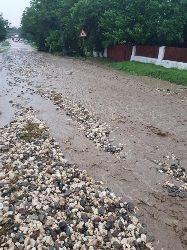 trafic oprit pe dn22a harsova tulcea din cauza ploii torentiale 663489 trafic oprit pe dn22a harsova tulcea din cauza ploii torentiale 663489