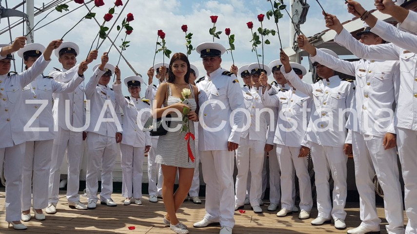 imagini de la eveniment emotionant un tanar ofiter a cerut o in casatorie pe iubita sa pe puntea navei imagini de la eveniment emotionant un tanar ofiter a cerut o in casatorie pe iubita sa pe puntea navei