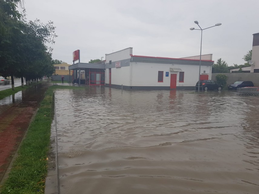 trafic oprit pe dn22a harsova tulcea din cauza ploii torentiale 663489 trafic oprit pe dn22a harsova tulcea din cauza ploii torentiale 663489