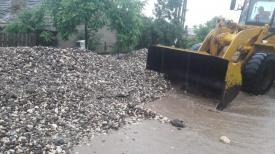 Localitatea Saraiu. Inundațiile au făcut ravagii Drumuri avariate, gospodării inundate, persoane evacuate. Comitetul pentru Situații de Urgență, convocat (video)  